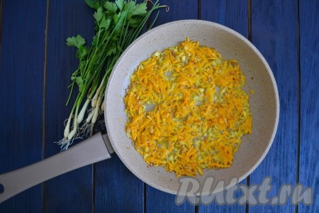 Очистить и мелко нарезать лук. Очищенную морковь натереть на средней терке. В сковороде разогреть сливочное масло и выложить морковку с луком, помешивая, обжарить до мягкости овощей.
