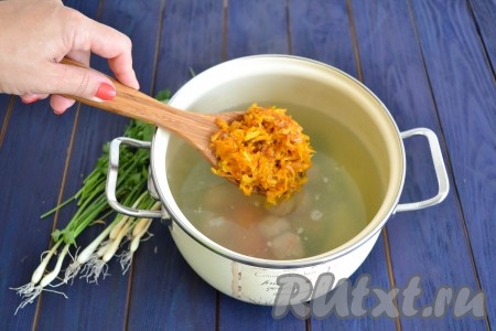 Через 2-3 минуты после добавления фрикаделек, выложить в кастрюлю обжаренные овощи, варить суп на небольшом огне еще 10 минут.
