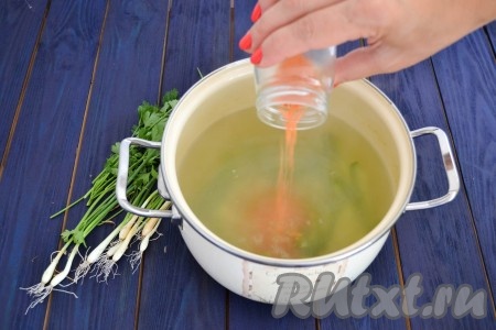 Сразу же за перцем отправить в кастрюлю чечевицу.
