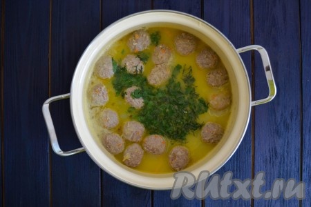 По истечении времени всыпать в суп мелко нарезанные зеленый лук и петрушку, снять с огня и оставить еще на 5-10 минут, чтобы супчик настоялся.
