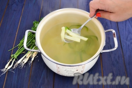 Когда сварится картошка, выложить в кастрюлю нарезанный перец.