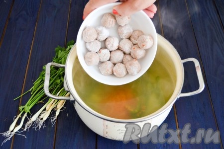 Вместе с чечевицей выложить в суп фрикадельки, довести до кипения и продолжить варить на небольшом огне.