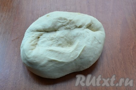 Тесто хорошо вымесить, накрыть полотенцем и оставить при комнатной температуре на 30 минут. Далее, чуть присыпая стол мукой, тесто ещё раз хорошо вымесить.&nbsp;