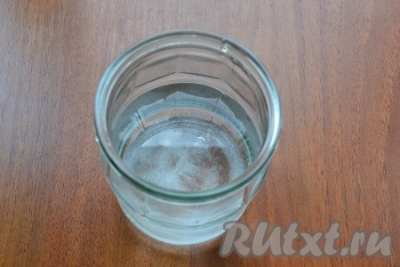 Воду влить в банку, добавить соль, размешать до полного растворения соли.