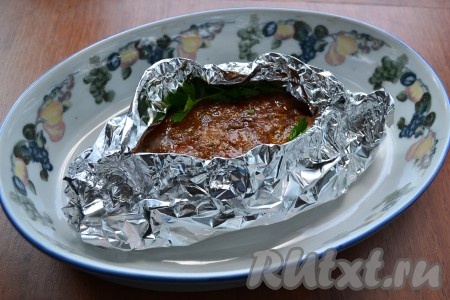 Фольгу завернуть к центру, чтобы получилась "лодочка" с открытым верхом.