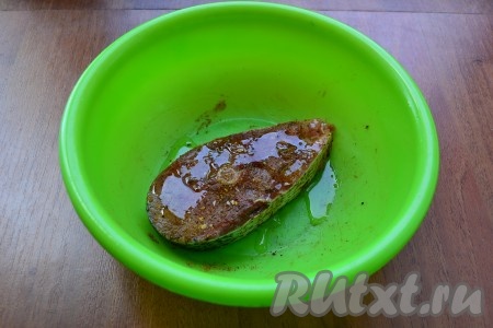 Смазать стейк растительным маслом и оставить рыбу на 15-20 минут.