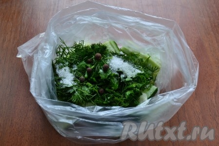 Далее выложить зелень, добавить душистый перец горошком, всыпать соль и сахар.