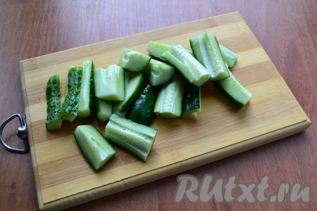 Огурцы нарезать длинными кусочками-брусочками.