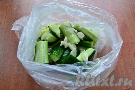 В целлофановый пакет сложить огурцы, сверху - чеснок.