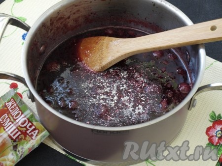 Далее засыпать желирующую смесь и варить 10 минут на среднем огне, снимая образующуюся на поверхности пену.
