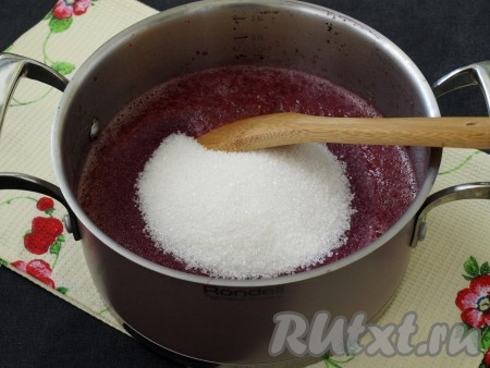 Добавить в кастрюлю сахар, перемешать и довести до кипения на сильном огне.
