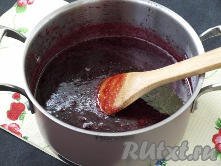Джем из черешни постепенно начнёт загустевать. Проверить готовность джема можно, капнув на блюдце: если капля не растекается - джем готов.
