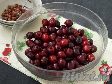 Черешню вымыть холодной водой, удалить косточки специальным приспособлением. После удаления косточек вес черешни составил 640 грамм.