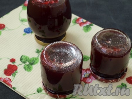 Разлить джем из черешни без косточек в сухие стерильные баночки и закрутить прокипяченными крышками. Перевернуть дном вверх и оставить остывать. Можно не укутывать.
