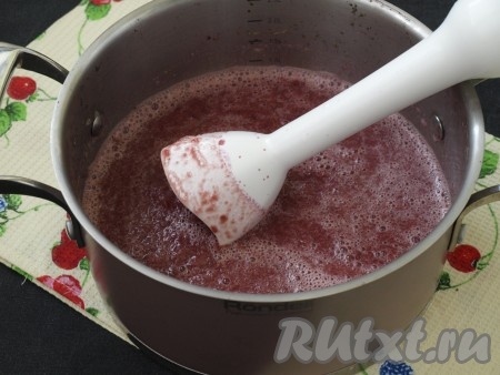 С помощью погружного блендера черешню пюрировать. Можно перебить ягоды частично.
