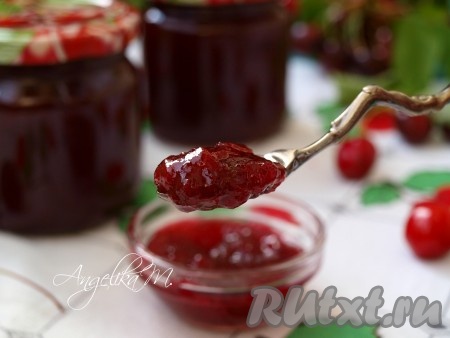 Джем из черешни без косточек прекрасно хранится при комнатной температуре. Зимой это лакомство украсит любое чаепитие!
