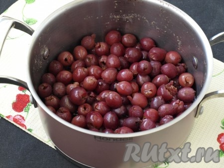 Черешню пересыпать в кастрюлю, добавить воду и поставить на средний огонь. Варить 5 минут под крышкой.
