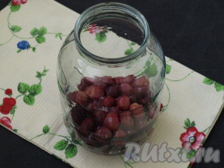 Затем воду слить в кастрюлю, добавить сахар и снова довести получившийся сироп до кипения. В банку к ягодам добавить лимонную кислоту.
