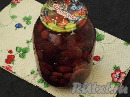 В кастрюле вскипятить воду и залить содержимое банки, накрыть банку прокипяченной крышкой и оставить на 15 минут.
