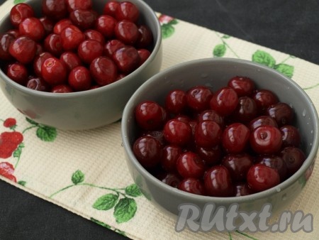 Косточки из вишни и черешни можно не удалять, так как компот готовится на один сезон.