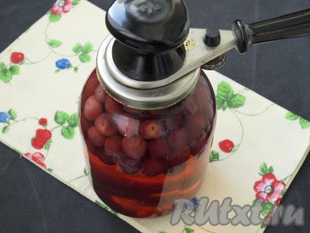 Залить ягоды в банке кипящим сиропом и закатать ключом. Банки перевернуть и убрать под тёплый плед или одеяло до полного остывания. Такие компоты можно хранить в условиях городской квартиры.