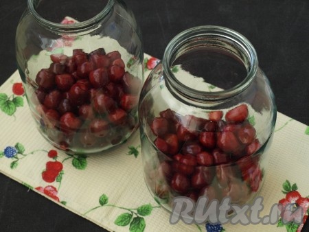 В чистые простерилизованные банки поместить вымытые ягоды. Я беру поровну ягод вишни и черешни, но можно взять больше вишни или, наоборот, больше черешни - это дело вкуса. У меня все компоты выпиваются подчистую, в какой комбинации я бы не приготовила.
