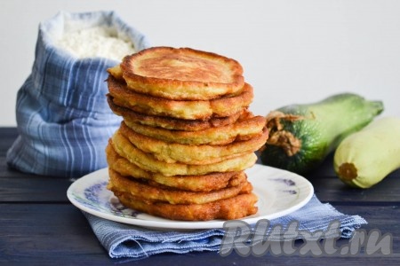 Готовые в меру сладкие, нежные и ароматные оладьи из кабачков выложить на салфетку, чтобы ушло лишнее масло.