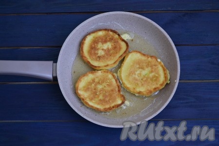 Через 1,5-2 минуты перевернуть кабачковые оладьи на другую сторону и готовить еще 1,5-2 минуты (до румяности).