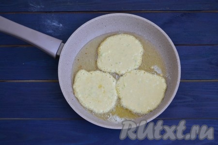 На сковороде разогреть растительное масло, с помощью столовой ложки выложить тесто в виде круглых оладий и жарить на среднем огне.