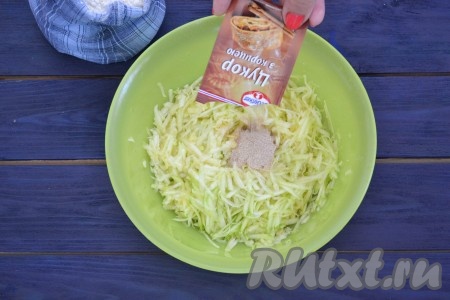 К натёртым кабачками всыпать сахар с корицей.