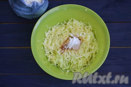 Всыпать соду.