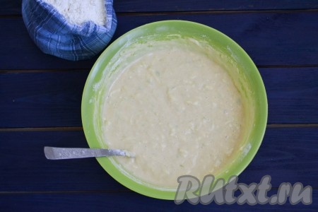 Снова все перемешать. Мука должна полностью разойтись, не должно оставаться комочков. Тесто для сладких кабачковых оладий будет напоминать густую сметану.