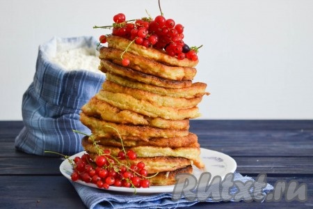 Подавать вкуснейшие кабачковые оладьи на стол с любимым вареньем, шоколадным соусом или просто с чашечкой чая.