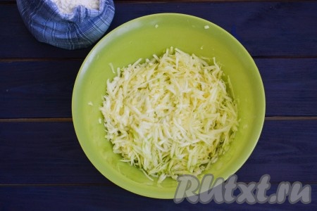 Кабачки лучше использовать молодые без больших семян. Их необходимо очистить от кожицы и натереть на средней терке. Натирать кабачки нужно сразу в глубокую миску, чтобы не потерять ни капли кабачкового сока.