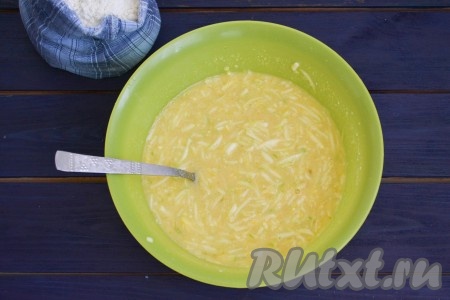Тщательно перемешать кабачковую массу.