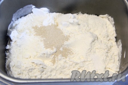 Затем всыпать муку, соль и дрожжи, выставить режим "Замес теста" (замес у меня происходит за 1,5 часа).
