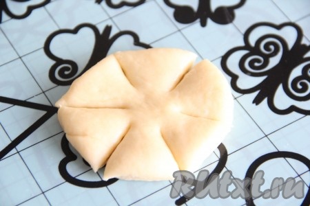 Теперь приступим к формовке наших булочек. Разрезать каждый кружок на 6 секторов, не дорезая до серединки (как на фото).