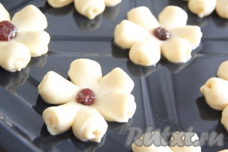 В углубление в середине вложить ягодку клубнички из варенья (в серединку вместо клубники можно выложить густой джем или изюм).