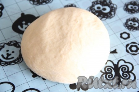 Подошедшее тесто хорошо обмять.
