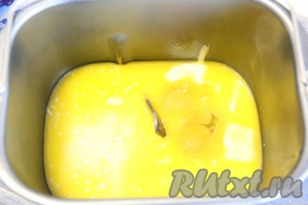 Я замес теста сделала в хлебопечке, для этого в ведёрко нужно влить тёплое молоко, растопленное не горячее сливочное масло и растительное масло, добавить яйца и сахар.