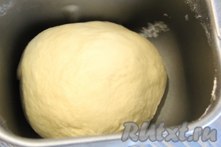 Необходимо контролировать формирование колобка, если тесто будет липнуть, тогда добавьте немного муки. Если делаете замес теста вручную, тогда в тёплом молоке нужно развести дрожжи, затем соединить разведённые в молоке дрожжи, растопленное тёплое сливочное масло, яйца, растительное масло и сахар, всё слегка перемешать, добавить муку и соль, замесить мягкое тесто. Замешанное вручную тесто, накрыв полотенцем, оставить в миске на 1,5 часа.
