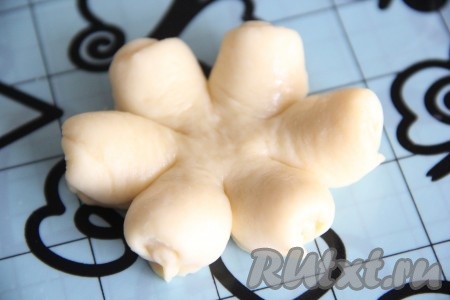 Затем краешки теста немного подвернуть вниз и защипнуть. Получается красивый цветочек.
