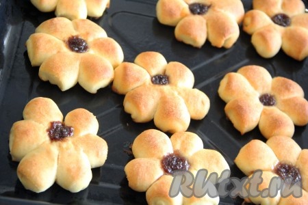 Оставить булочки на 20 минут в тепле, чтобы дрожжи подняли тесто. Духовку разогреть до 200 градусов и выпекать булочки до золотистого цвета (примерно, 20 минут).