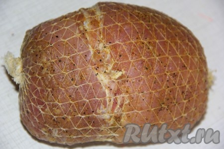 Замаринованное мясо свернуть в плотный рулет, поместить в эластичный трубчатый бинт № 3 и завязать бинт с двух сторон. Такой бинт можно купить в любой аптеке, стоит он в пределах 10 рублей, перед использование бинт хорошо промыть под проточной водой и высушить. 
