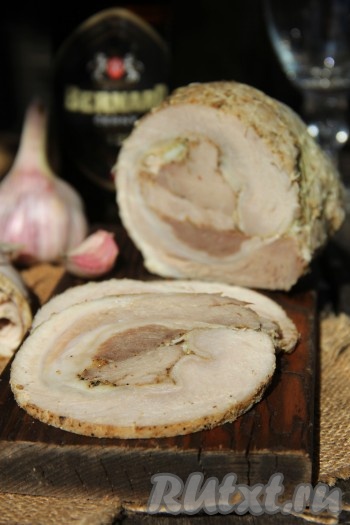 Охлаждённое мясо нарезать и подать к столу. Мясной орех, приготовленный в мультиварке, - очень нежный и вкусный, всем советую!