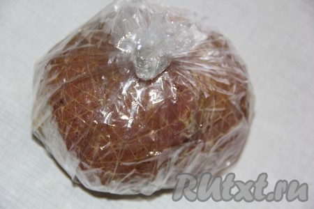 Затем поместить мясной орех в пакет для запекания (лучше для страховки поместить в 2 пакета для запекания), завязав концы пакета.
