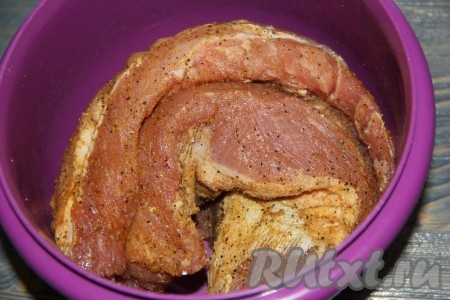 Хорошо втереть специи в мясо. Оставить свинину мариноваться на 5-8 часов (можно на ночь). Я убрала мясо в холодильник.
