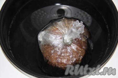 Положить мясо в пакете для запекания в чашу мультиварки и залить горячим кипятком так, чтобы вода полностью покрыла пакет с мясом. Закрыть крышку мультиварки и выставить режим "Тушение" на 2 часа.&nbsp;
