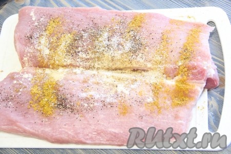 Подготовить мясо (я разрезала свиную шею на две части вдоль), промыть и обсушить. Присыпать свинину солью, имбирем, мускатным орехом, смесью перцев и универсальной приправой для мяса.

