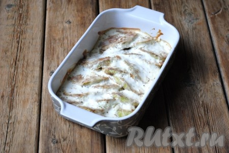 Запекать кабачки в сметане в разогретой до 180 градусов духовке 20-25 минут (сверху должна образоваться&nbsp;золотисто-коричневая корочка).&nbsp;
